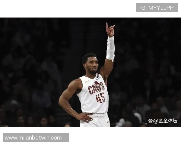 米切尔赛后失落情绪明显罕见不接受采访专注手机发呆状态引发关注 米切尔赛后失落情绪明显罕见不接受采访专注手机发呆状态引发关注