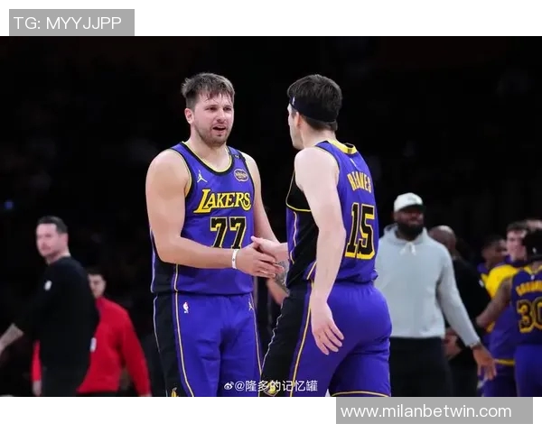 里夫斯称赞东契奇为联盟顶尖球员他的表现令所有人都不感到意外 里夫斯称赞东契奇为联盟顶尖球员他的表现令所有人都不感到意外