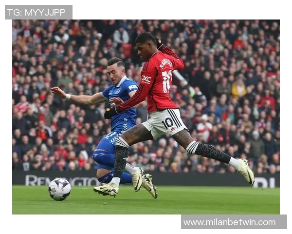 拉什福德积极备战国家德比训练照展现全力以赴的决心与信心