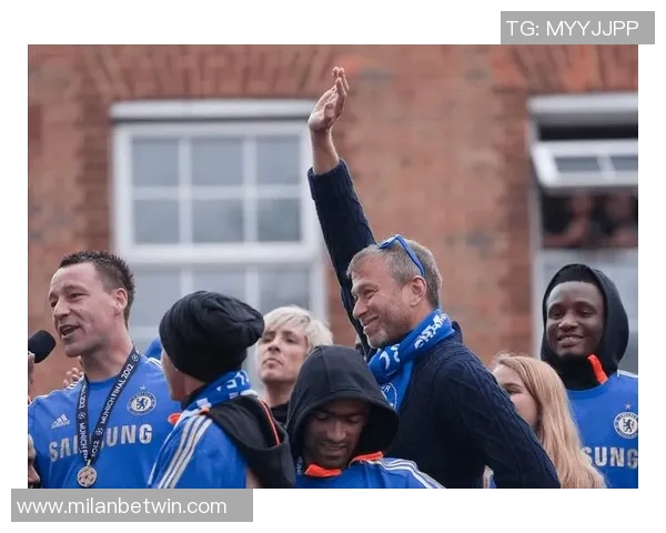 切尔西球迷高呼阿布名字举起BlueCoOut旗帜表达不满情绪